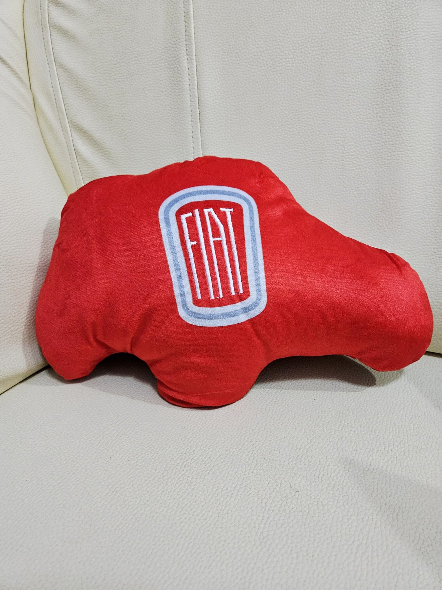 Pernă din plus în formă de Fiat 500, 23 x 34 x 8 cm – model rosu, perna decorativă