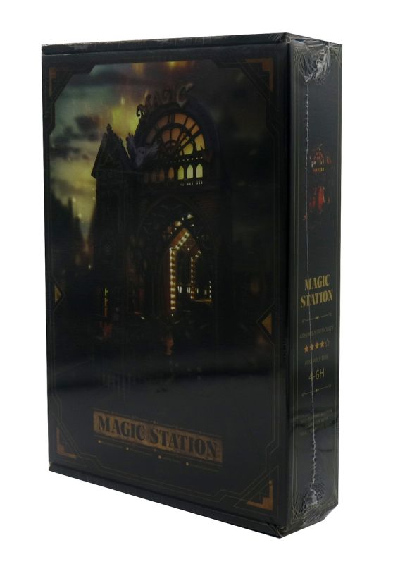 Book Nook Gara Fermecată – Dioramă Fantasy 3D pentru Bibliotecă