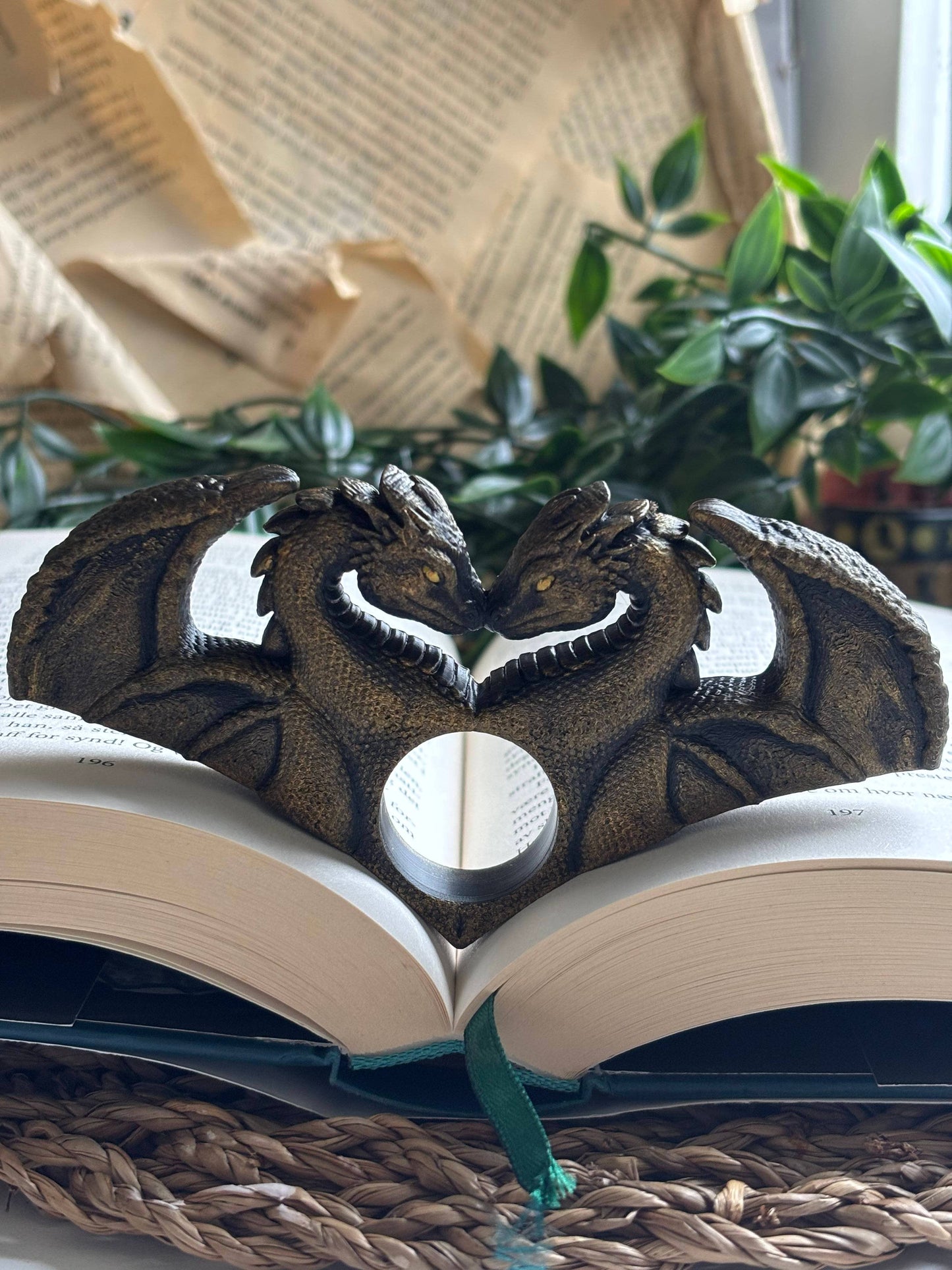 Thumb Page Holder "Dragon Lovers"