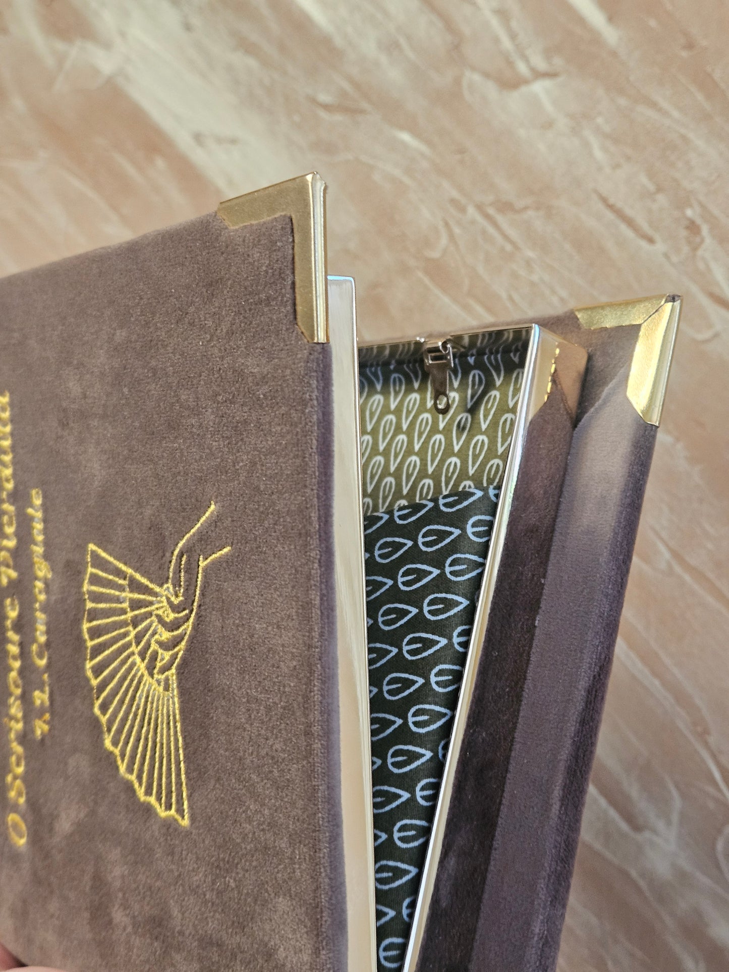 Geantă Carte Handmade – O scrisoare pierdută | Ediție Mocha Mousse