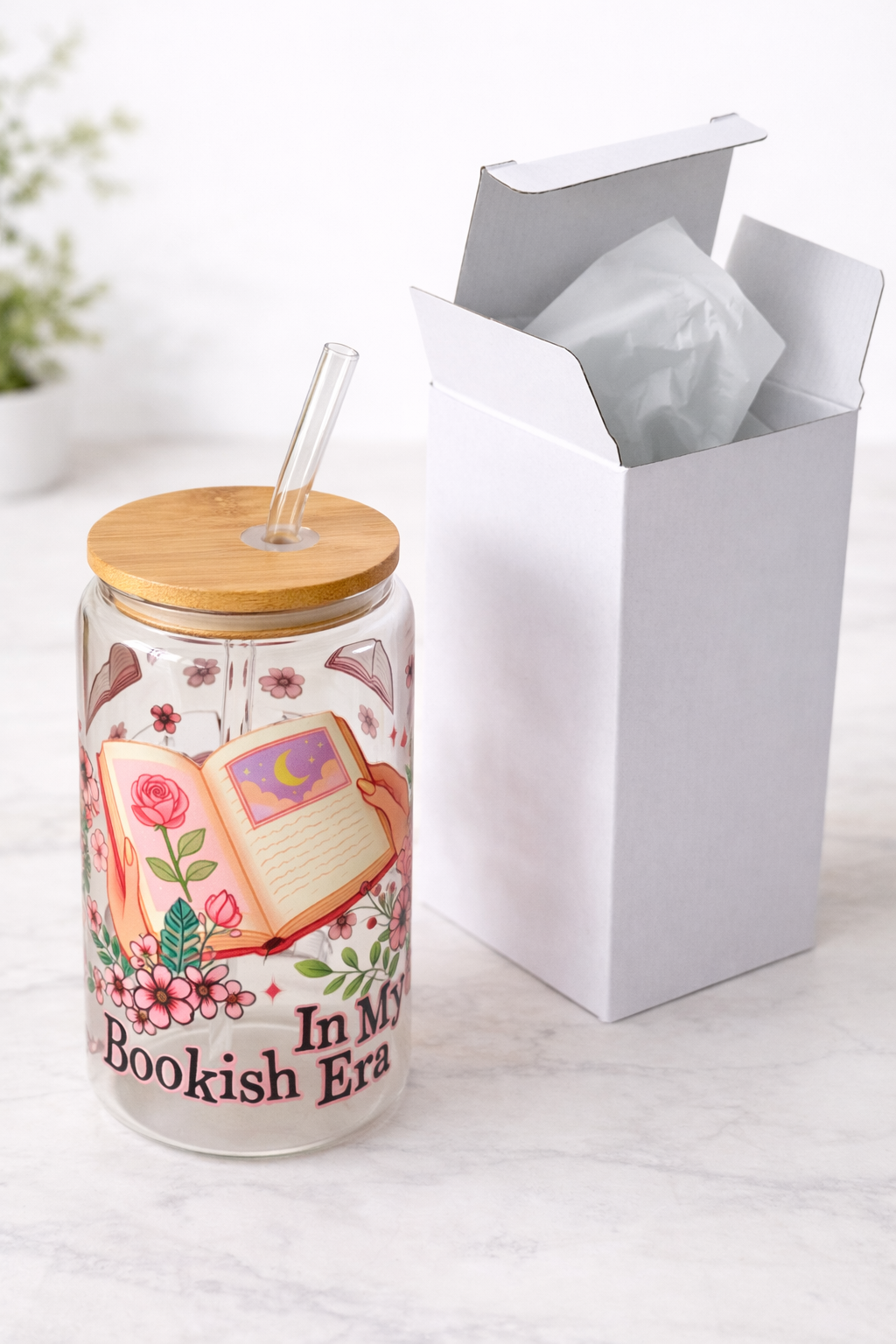 Tumbler "In My Bookish Era", cu print față-verso, capac din bambus și pai