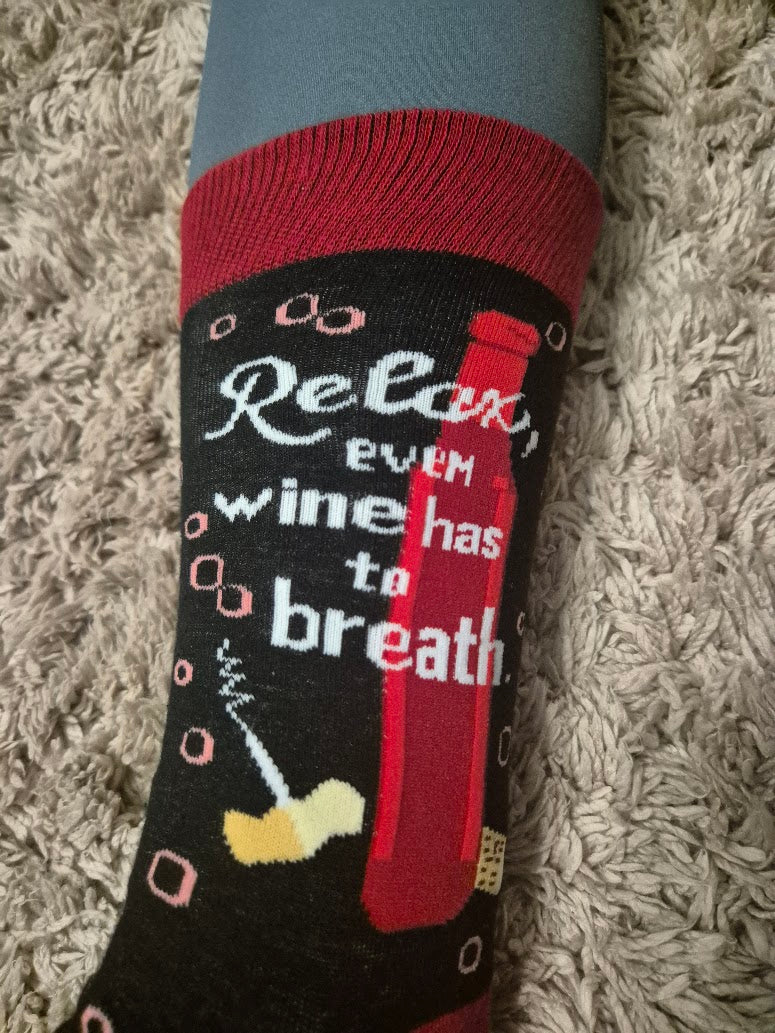 Șosete unisex, mesaj haios „Relax, even wine has to breath”, mărime universală