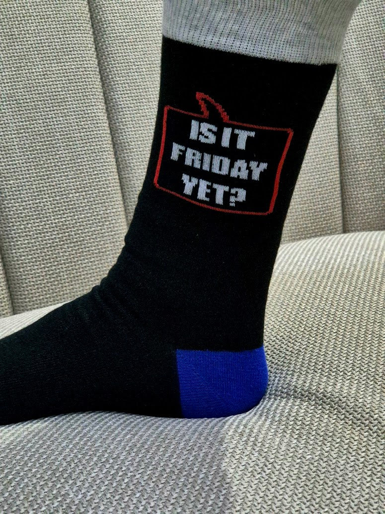 Șosete unisex, mesaj haios "Is it Friday yet?", mărime universală