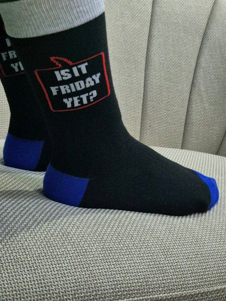 Șosete unisex, mesaj haios "Is it Friday yet?", mărime universală