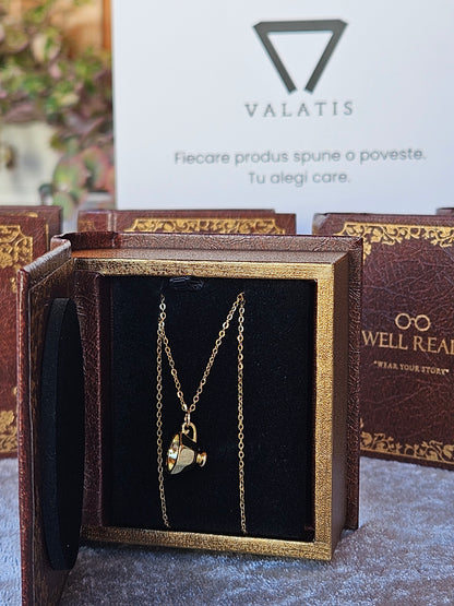 Lanț cu pandantiv Alice in Wonderland, bijuterie inspirată din cărți