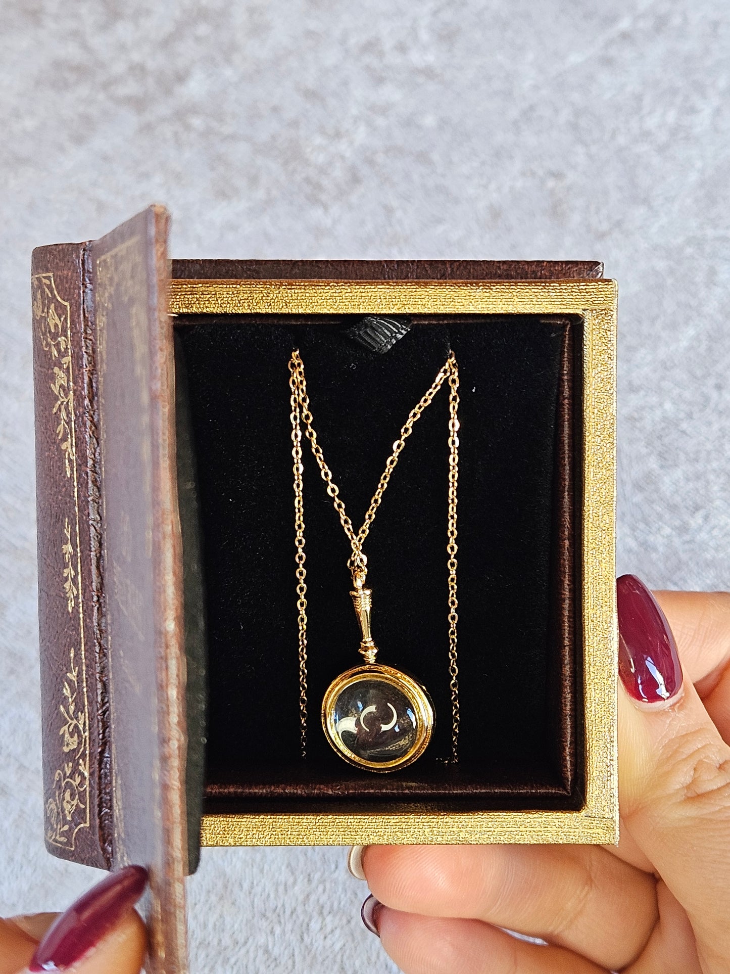 Lanț cu pandantiv Sherlock Holmes, bijuterie inspirată din cărți