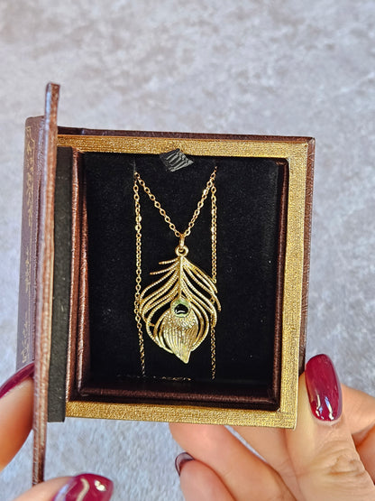 Lanț cu pandantiv Pride and Prejudice, bijuterie inspirată din cărți