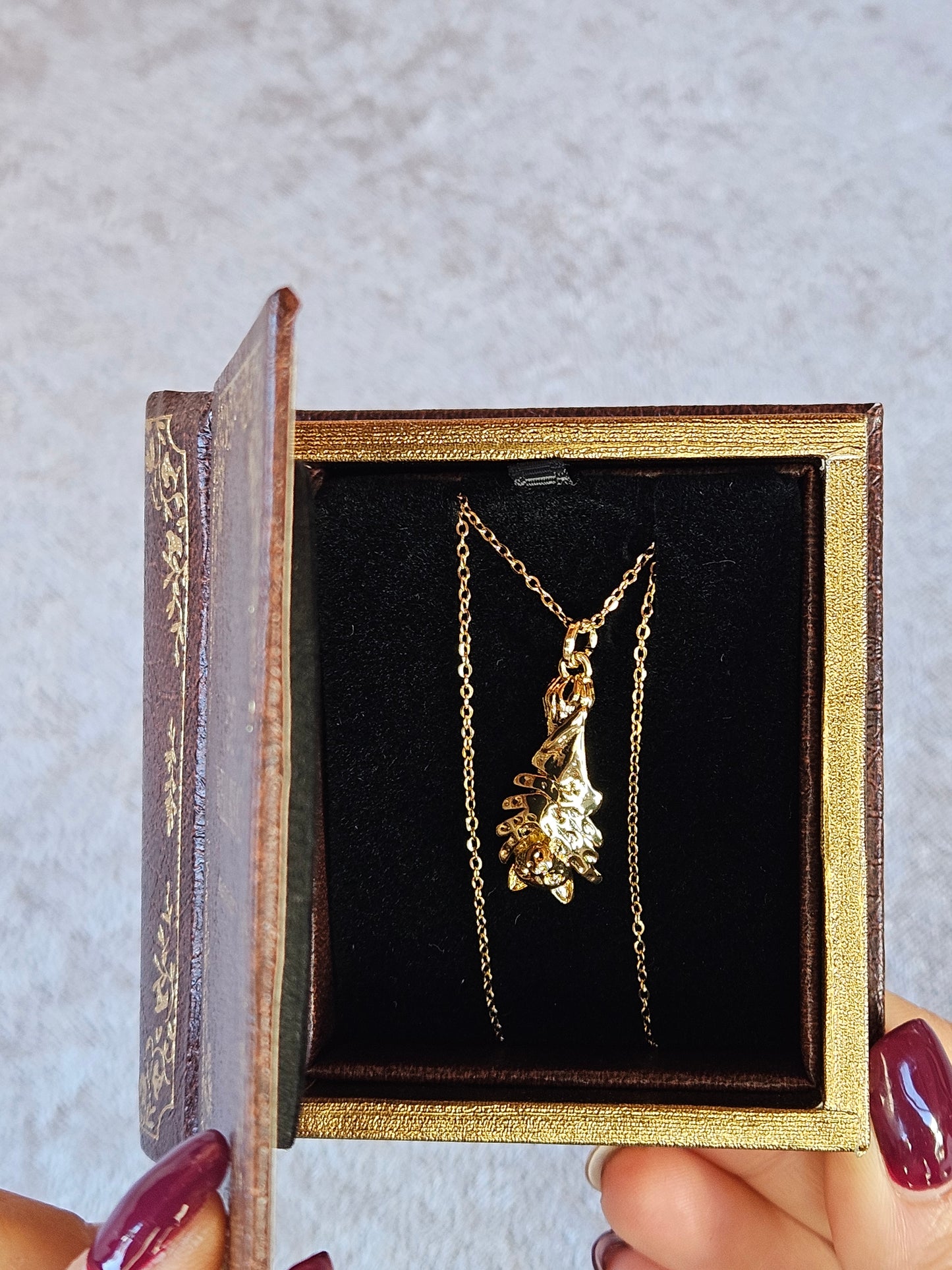 Lanț cu pandantiv Dracula, bijuterie inspirată din cărți