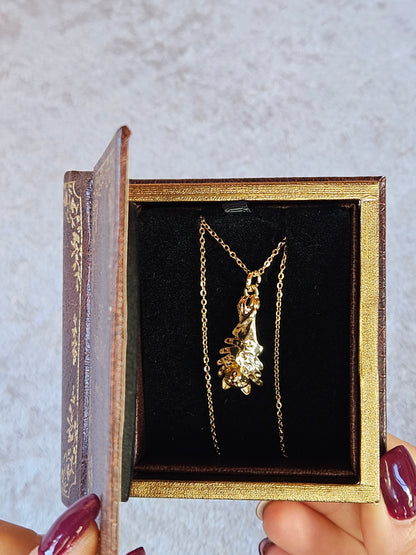 Lanț cu pandantiv Dracula, bijuterie inspirată din cărți