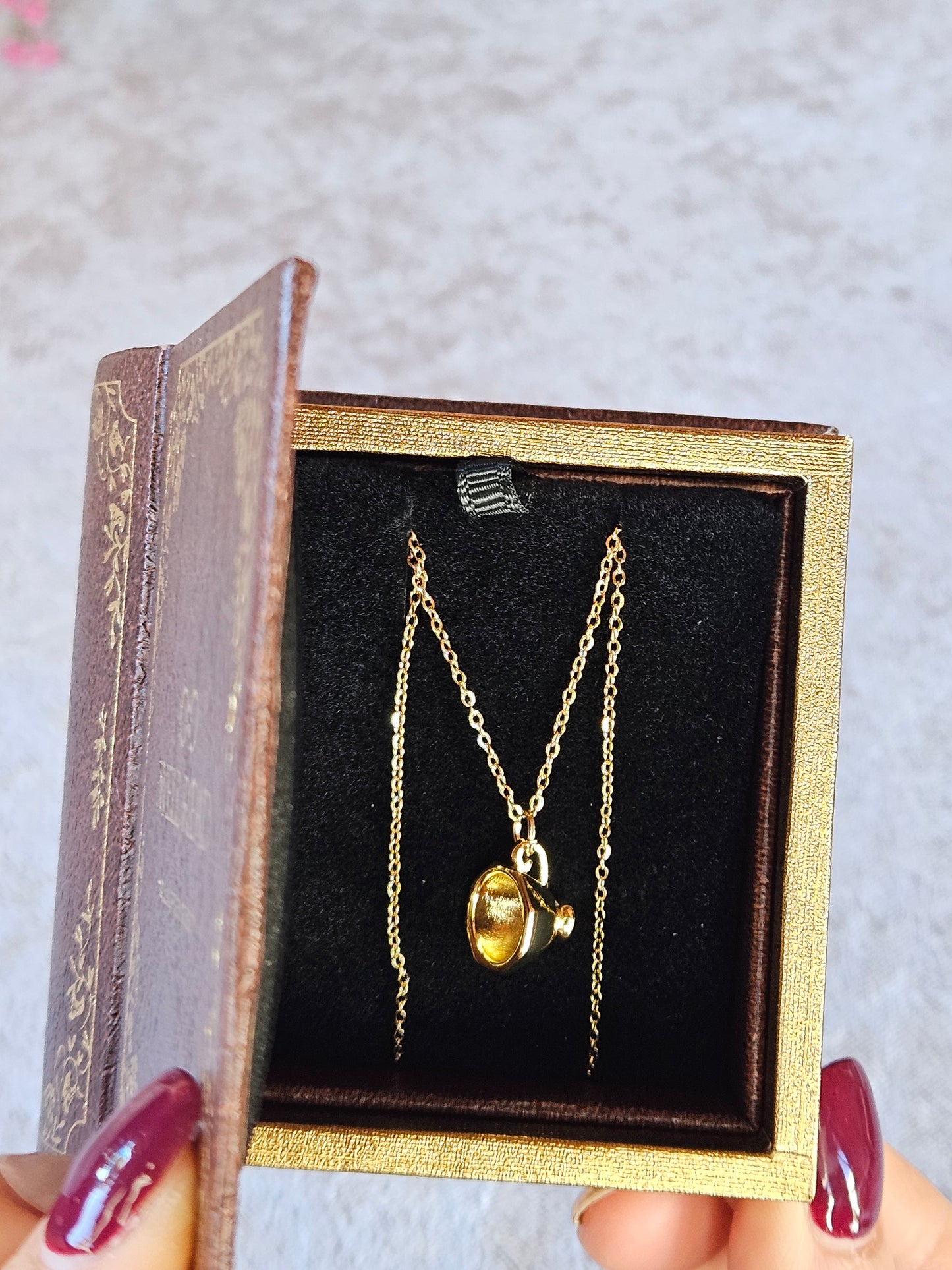 Lanț cu pandantiv Alice in Wonderland, bijuterie inspirată din cărți