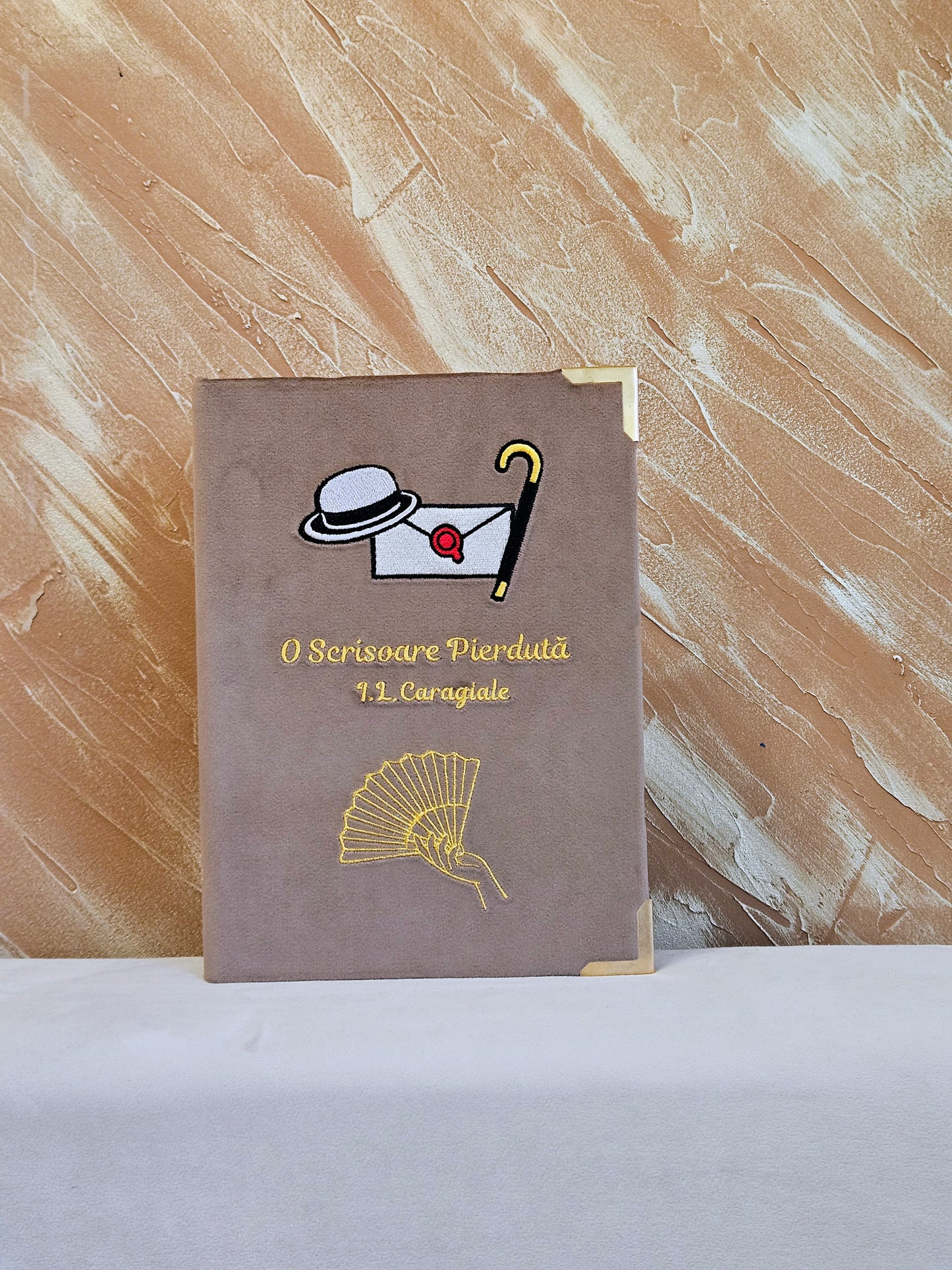Geantă Carte Handmade – O scrisoare pierdută | Ediție Mocha Mousse
