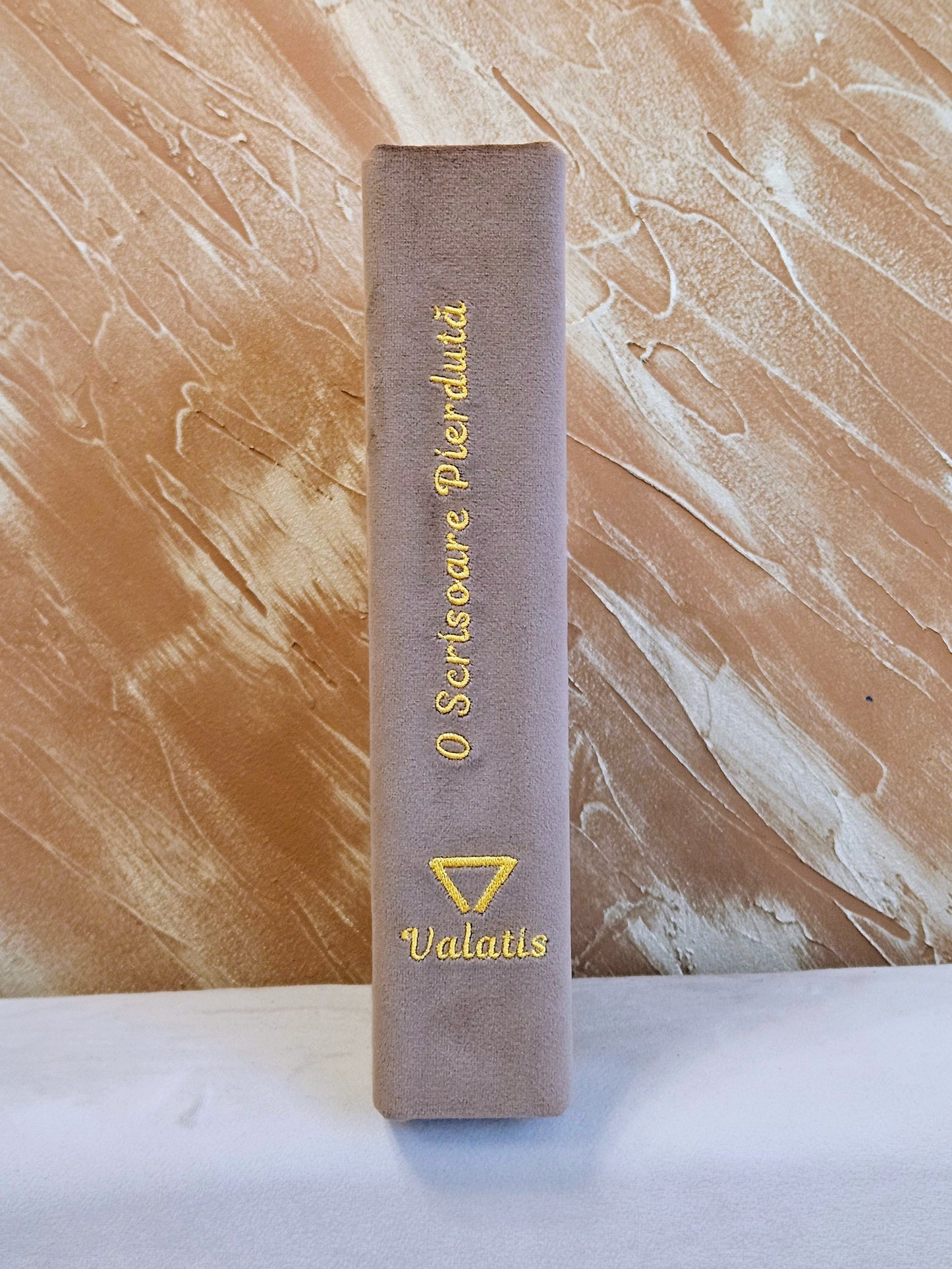 Geantă Carte Handmade – O scrisoare pierdută | Ediție Mocha Mousse