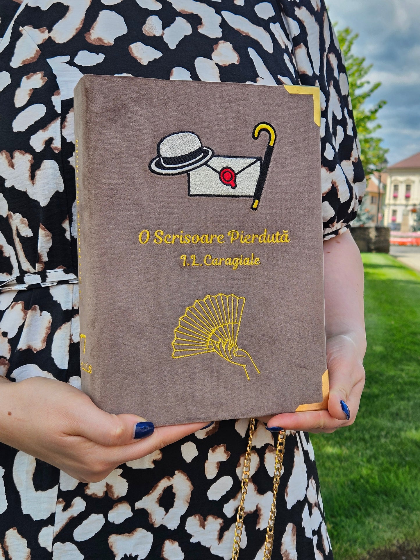 Geantă Carte Handmade – O scrisoare pierdută | Ediție Mocha Mousse