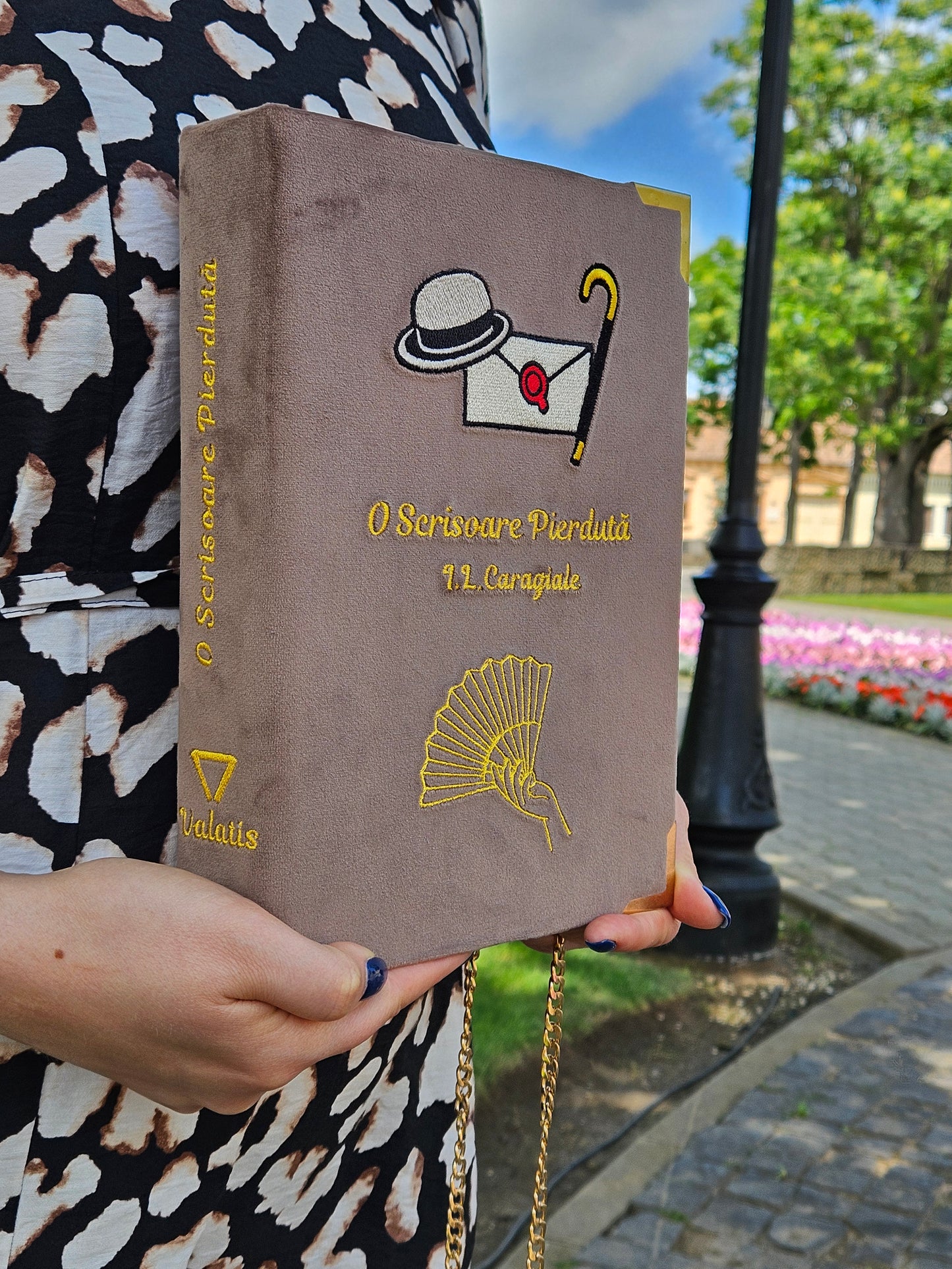 Geantă Carte Handmade – O scrisoare pierdută | Ediție Mocha Mousse