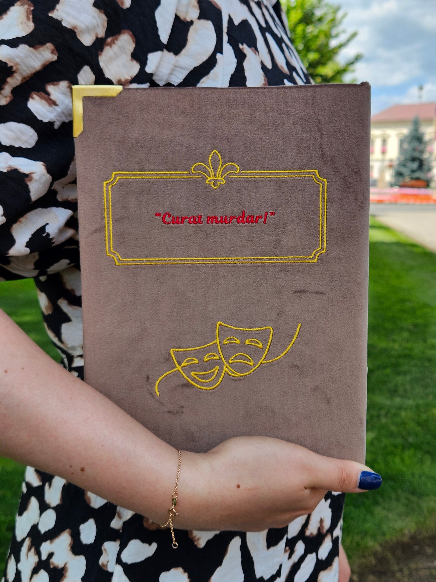 Geantă Carte Handmade – O scrisoare pierdută | Ediție Mocha Mousse