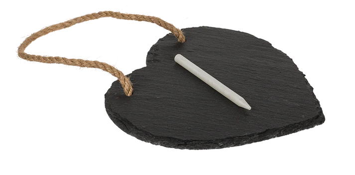 Placă decorativă din ardezie în formă de inimă, cu șnur din iută și cretă