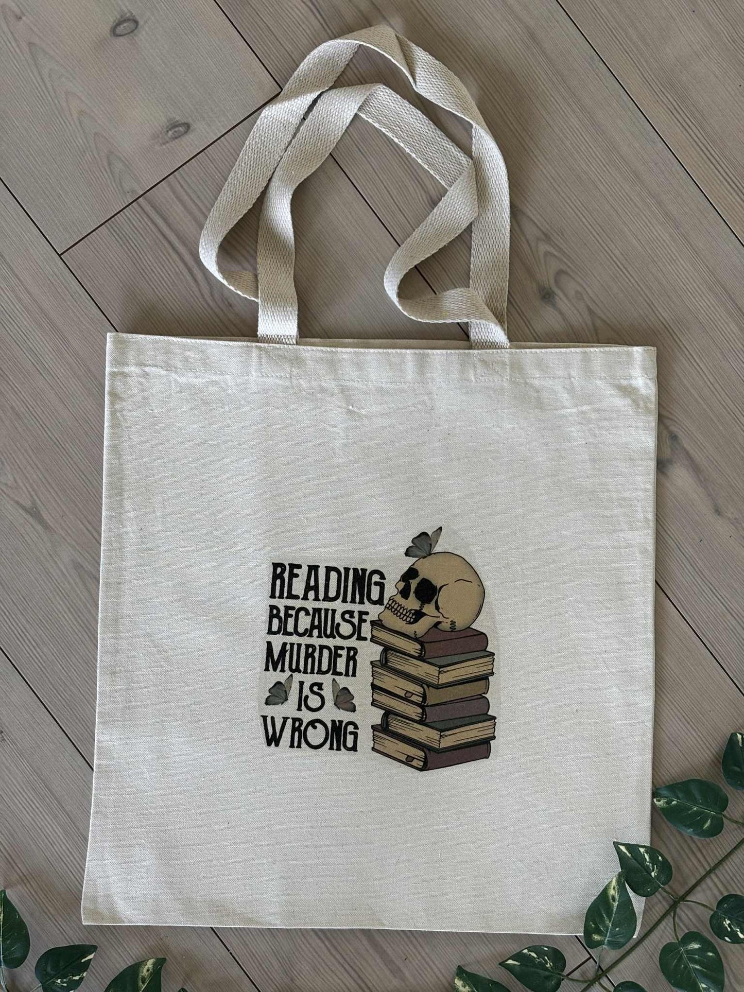 Tote Bag "Reading Because Murder Is Wrong"  – pentru iubitorii de cărți cu umor întunecat