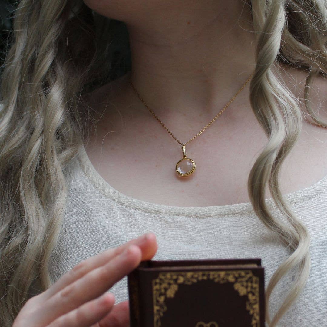 Lanț cu pandantiv Sherlock Holmes, bijuterie inspirată din cărți