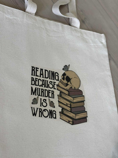 Tote Bag "Reading Because Murder Is Wrong"  – pentru iubitorii de cărți cu umor întunecat