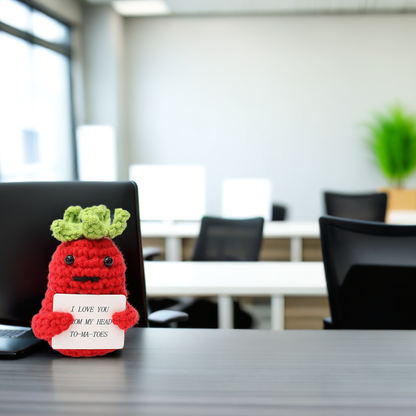 Mascota tricotată roșie Positive Tomato, accesoriu perfect pentru birou