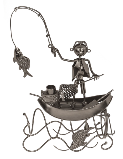 Suport pentru sticla din metal – design artistic Pescar contemporan