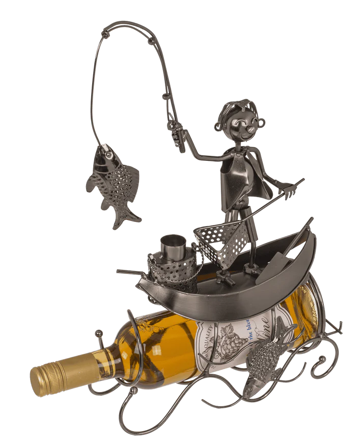 Suport pentru sticla din metal – design artistic Pescar contemporan