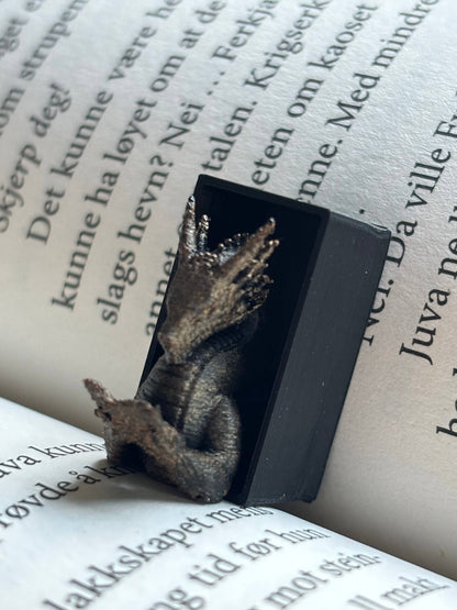 Mini Book Nook "Reading Dragon"