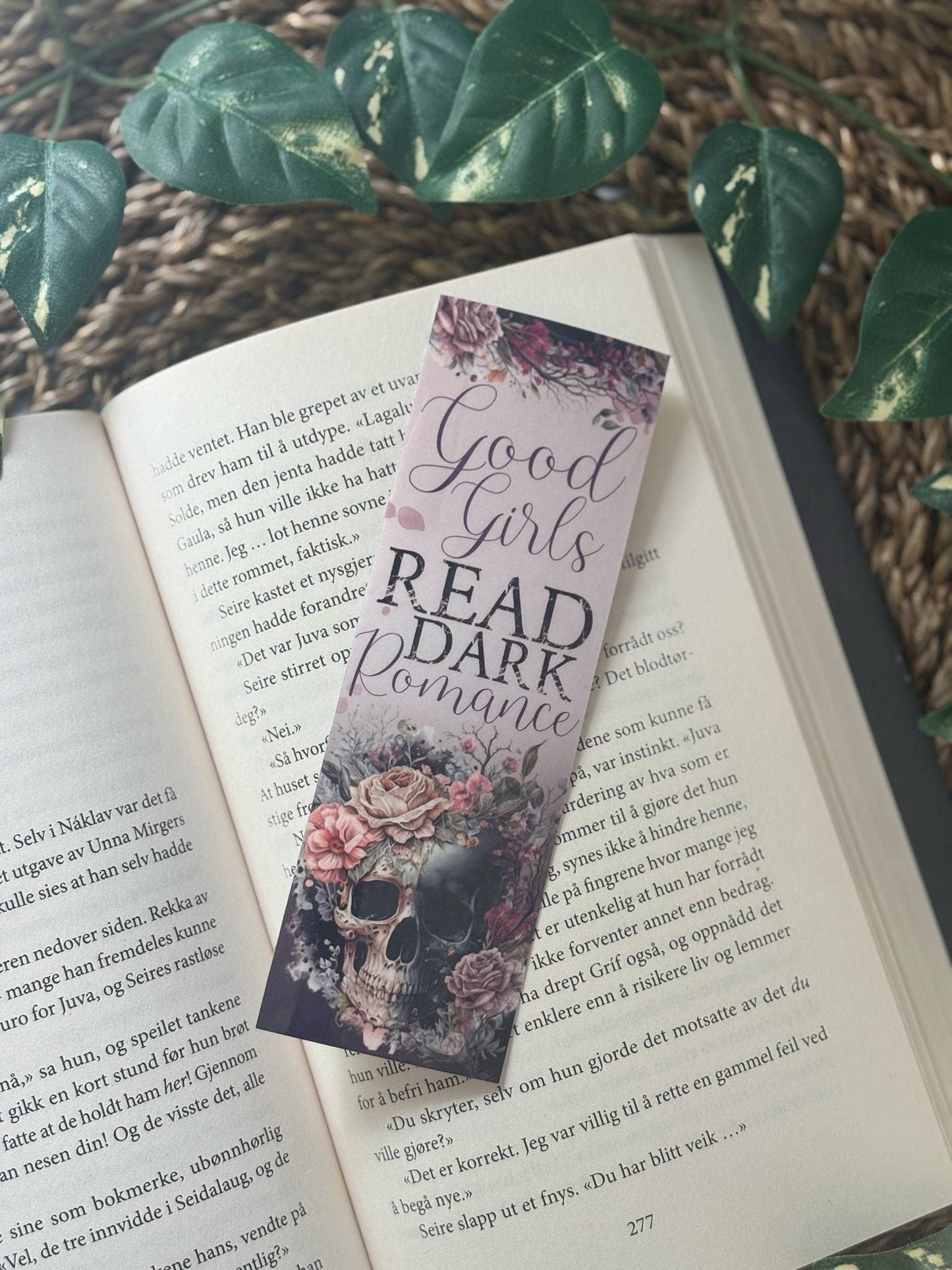 Semn de carte "Good girls read dark romance"