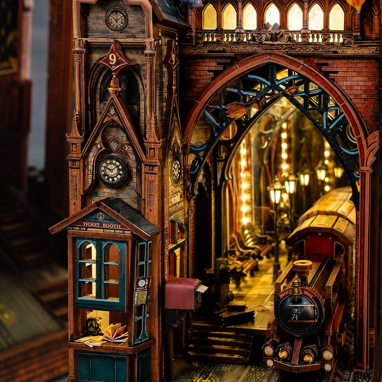 Book Nook Gara Fermecată – Decor 3D pentru Bibliotecă și Rafturi