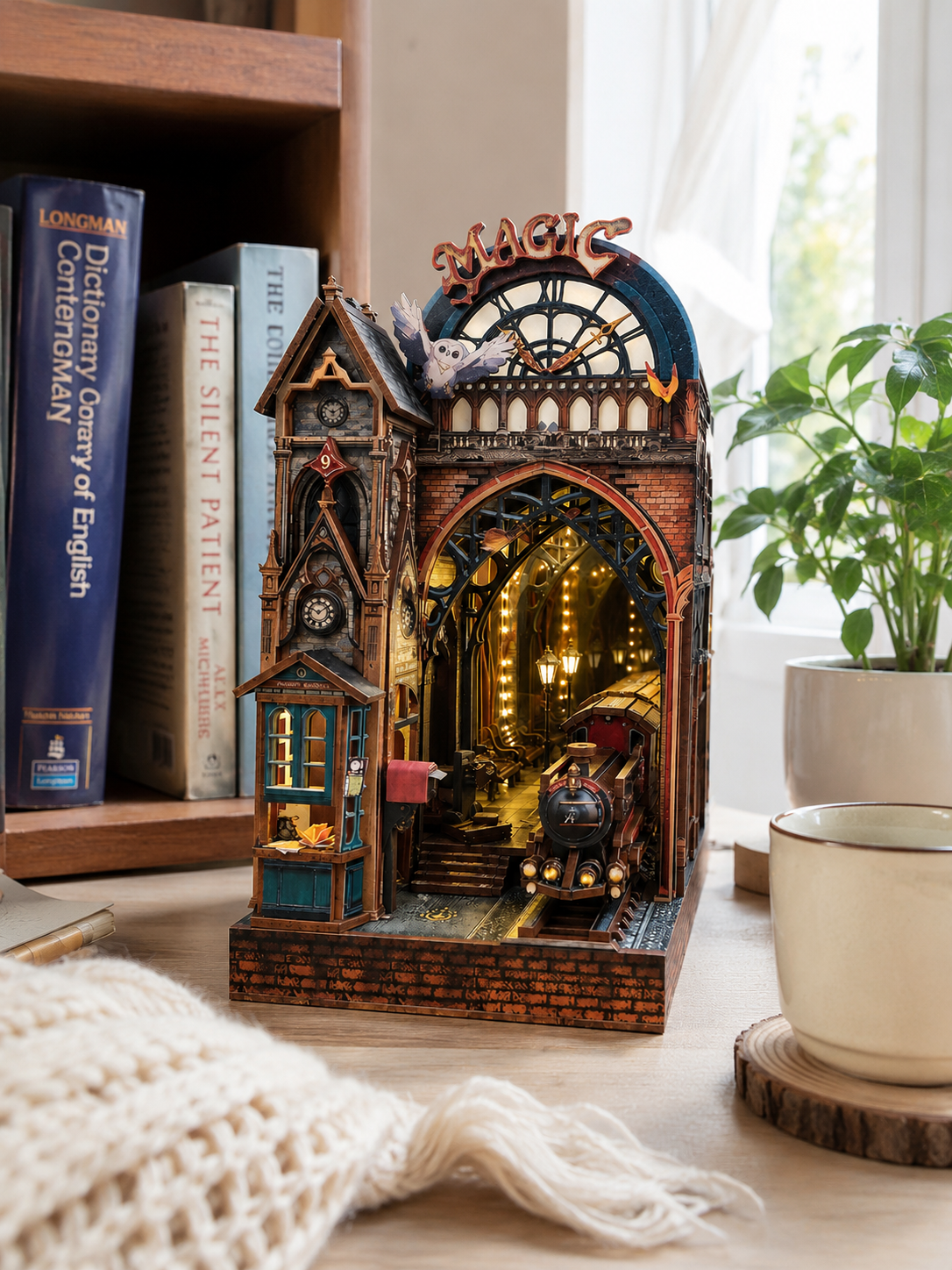 Book Nook Gara Fermecată – Decor 3D pentru Bibliotecă și Rafturi