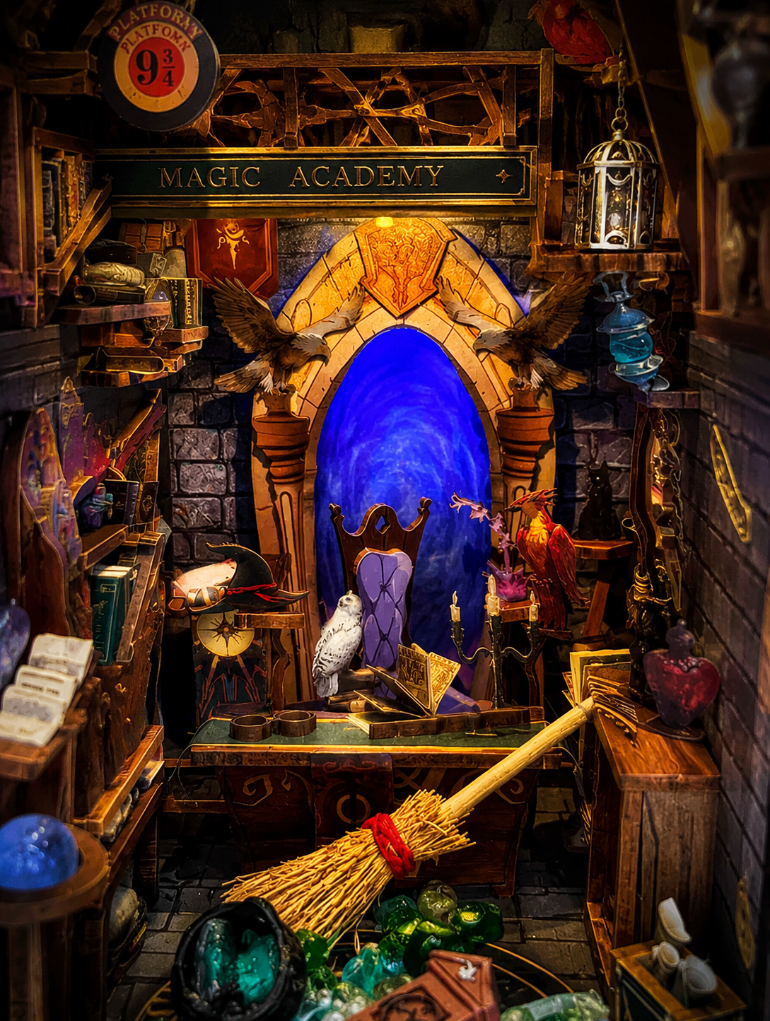 Book Nook Academia Magică – Decor 3D pentru Bibliotecă și Rafturi