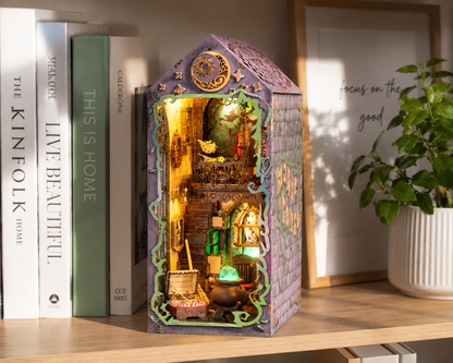 Book Nook Casa Magică a Vrăjitorului – Decor 3D pentru Bibliotecă și Rafturi