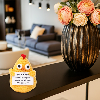 Mascotă croșetată, model găină, Positive Chicken, mesaj motivațional