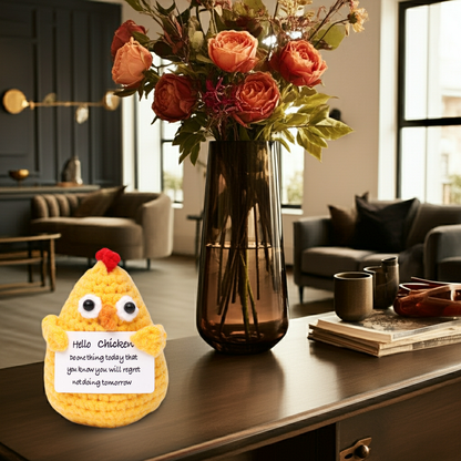 Mascotă croșetată, model găină, Positive Chicken, mesaj motivațional