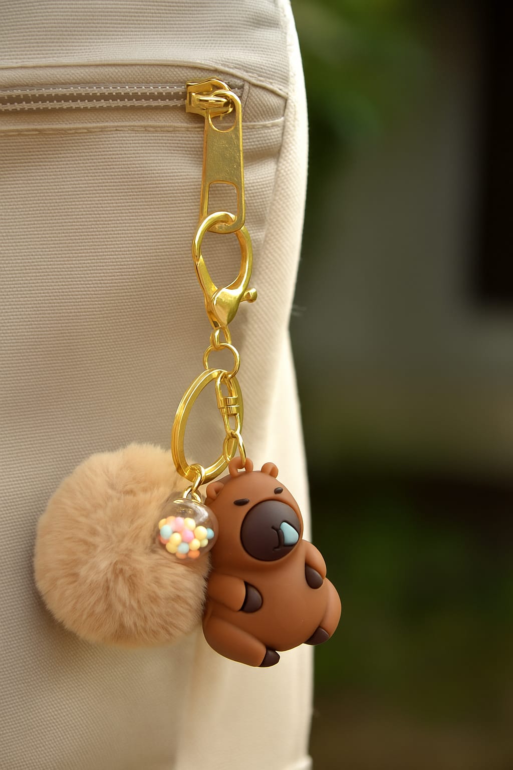Breloc capybara cu muc, maro cu puf bej și biluțe colorate, accesoriu drăguț pentru chei sau geantă