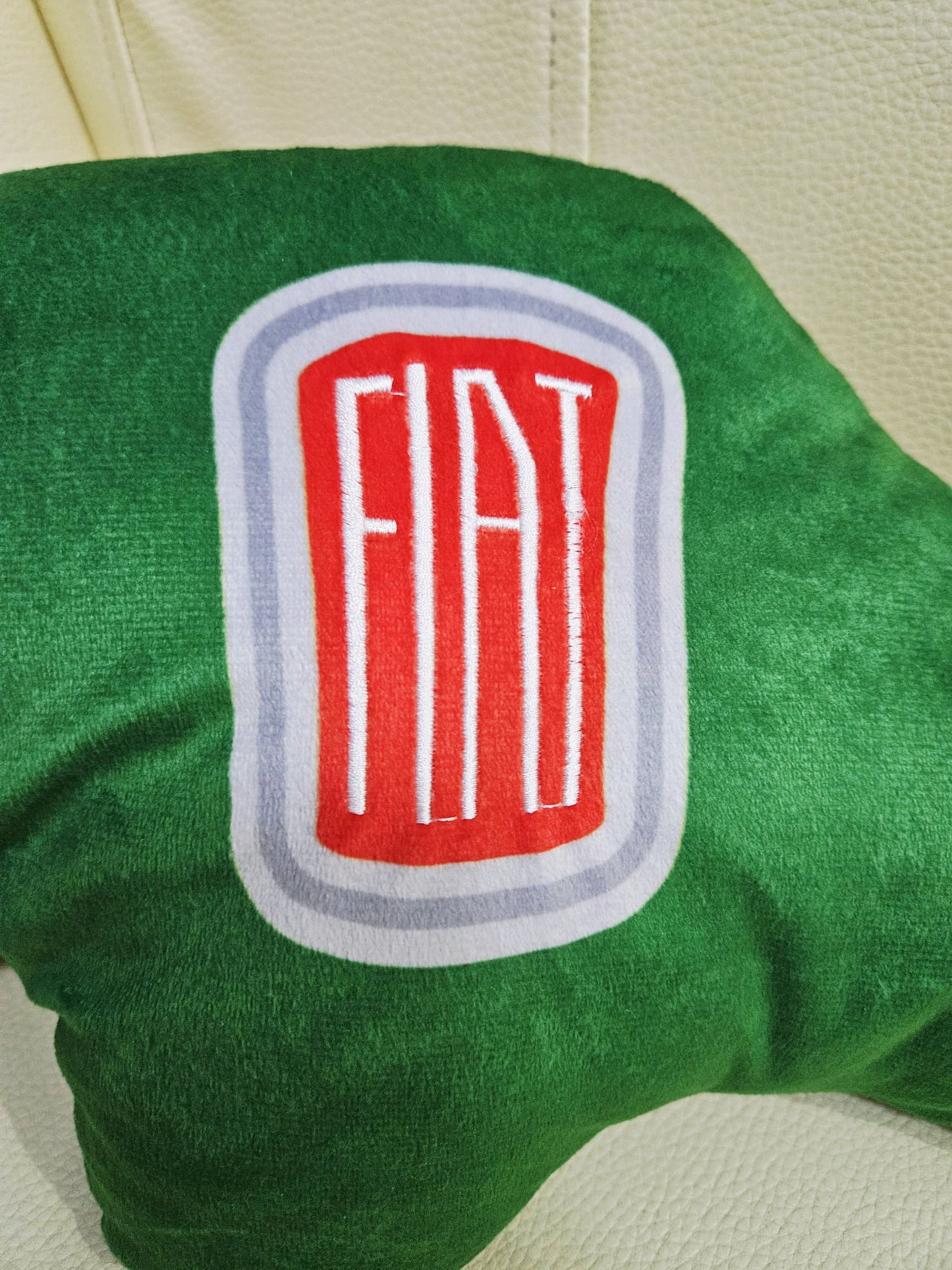 Pernă plush în formă de Fiat 500, 23 x 34 x 8 cm – model verde, perna decorativă