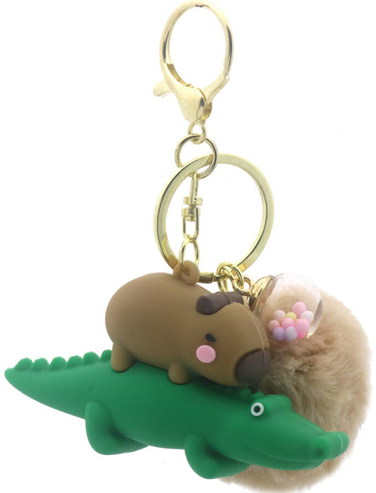Breloc capybara pe crocodil, maro cu puf bej si bilute colorate, accesoriu dragut pentru chei sau geanta