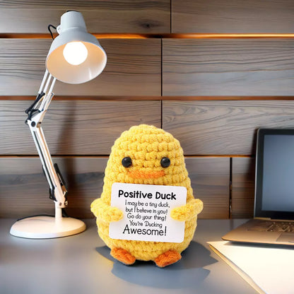 Mascota tricotată rață Positive Duck, accesoriu cu mesaj de motivație și optimism
