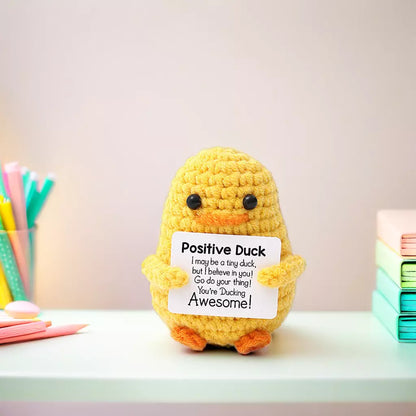 Mascota tricotată rață Positive Duck, cu mesaj motivational, cadou optimist, perfect pentru birou