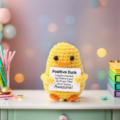 Mascota tricotată rață Positive Duck, cu mesaj motivational, pentru o zi pozitivă