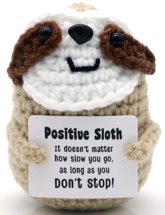 Mascotă croșetată, model leneș, Positive Sloth, mesaj motivațional