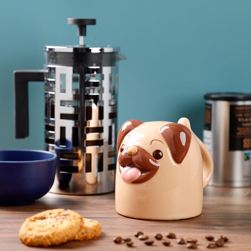 Cană ceramică Mops Pug, 590 ml, prezentată lângă cafetieră pe blatul de bucătărie