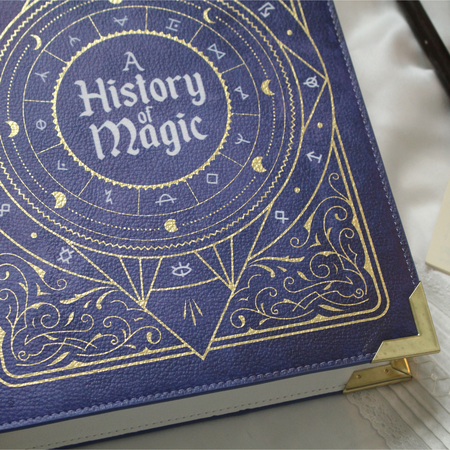 Geantă Carte A History of Magic - Ediție Luxury Gold Foiled
