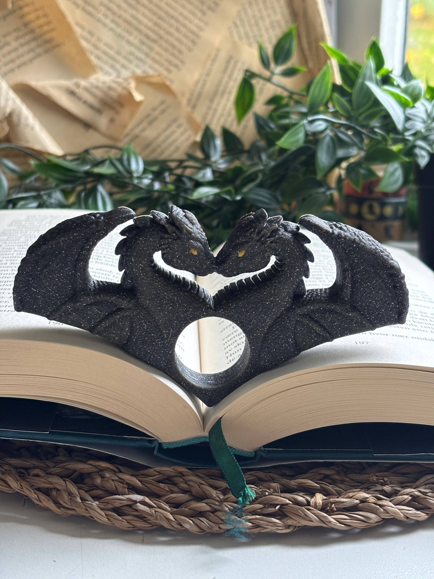 Thumb Page Holder "Dragon Lovers"