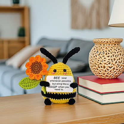 Mascotă croșetată, model albină Positive Bee, mesaj motivațional