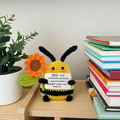 Mascotă croșetată, model albină Positive Bee, mesaj motivațional