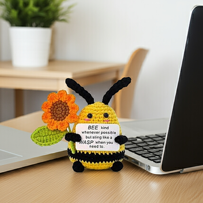 Mascotă croșetată, model albină Positive Bee, mesaj motivațional