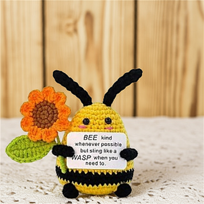 Mascotă croșetată, model albină Positive Bee, mesaj motivațional