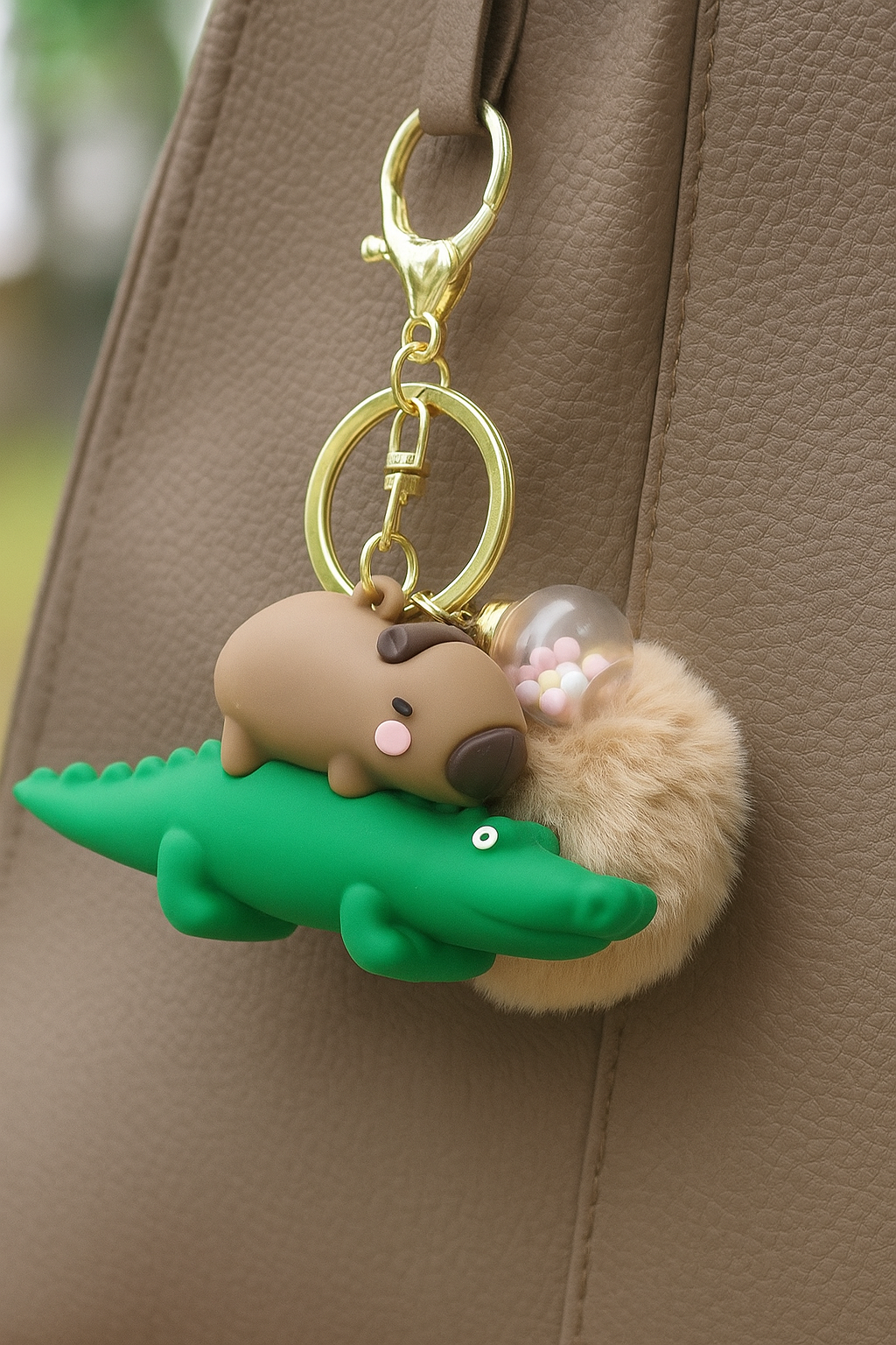 Breloc capybara pe crocodil, maro cu puf bej si bilute colorate, accesoriu dragut pentru chei sau geanta