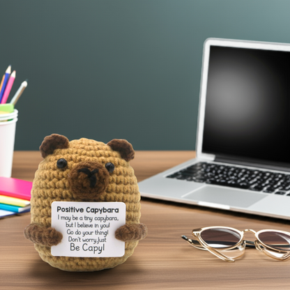 Mascotă croșetată, model capibara Positive Capybara, mesaj motivațional